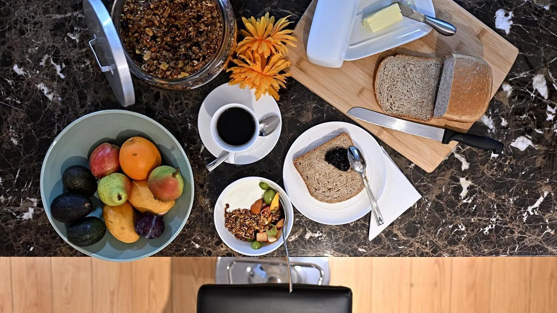 Welcome Home! Acores Bed & Breakfast Toronto