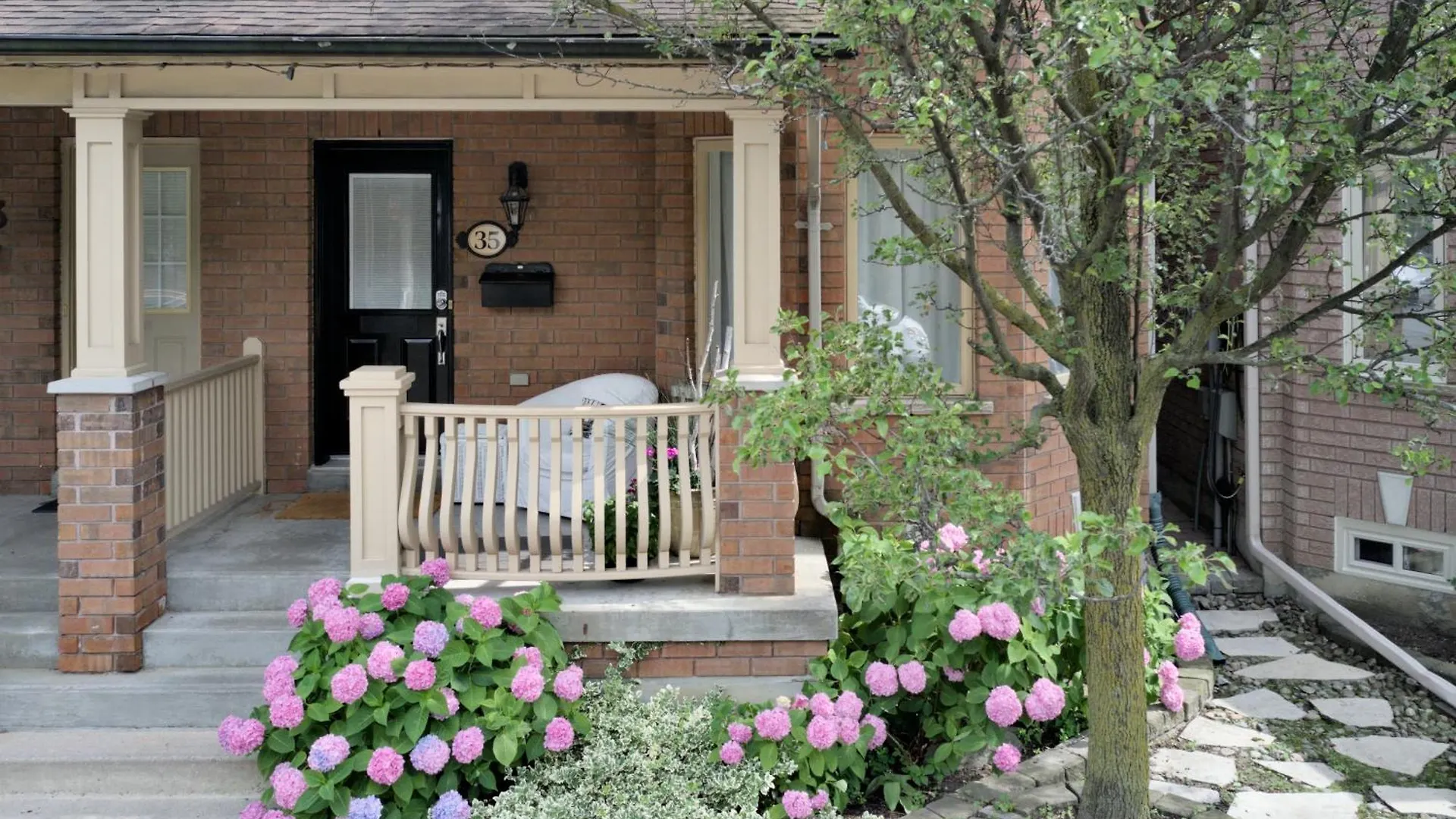 Welcome Home! Acores Bed & Breakfast Toronto